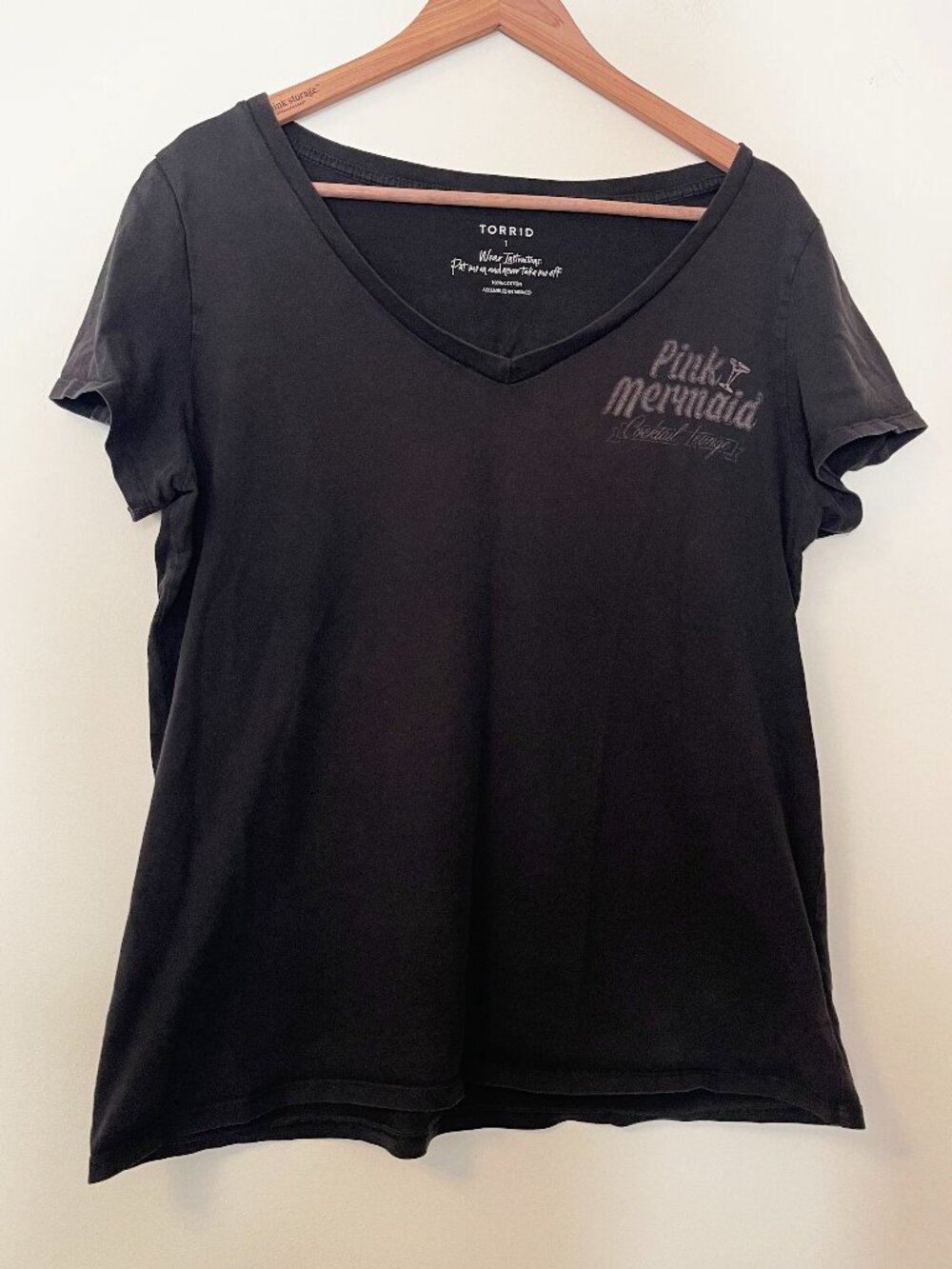 Torrid Pink Mermaid Cocktail Lounge Graphic Tee Black V Neck Size 1X Plus